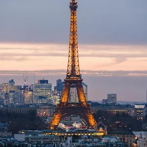 https://luxe-face-la-tour-eiffel-mtro-1-min-parking.fr-paris.fr